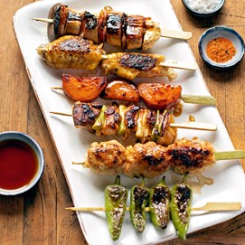 Buchcover mit pinkem Hintergrund und Titel „Authentic Asian Food – Gemeinsam genießen“ mit grafischen Essmotiven.