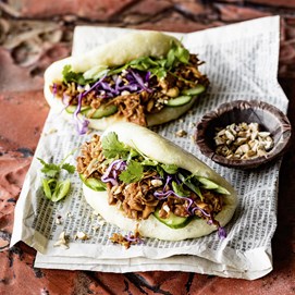 Buchcover „Deftig Vegan Asien“ mit großer Suppenschale, Essstäbchen und grünem Getränk auf dunklem Hintergrund.