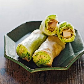 Buchcover mit pinkem Hintergrund und Titel „Authentic Asian Food – Gemeinsam genießen“ mit grafischen Essmotiven.
