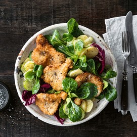Buchcover „Deftig vegetarisch – Heimatküche“ mit Eintopfgericht in großem Kochtopf auf dunklem Untergrund.