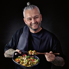 Buchcover in Gelb mit Küchenutensilien und Porträt von Achim Ocay, Titel: „Fast & Tasty“.