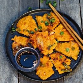 Buchcover mit pinkem Hintergrund und Titel „Authentic Asian Food – Gemeinsam genießen“ mit grafischen Essmotiven.