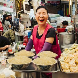 Buchcover mit pinkem Hintergrund und Titel „Authentic Asian Food – Gemeinsam genießen“ mit grafischen Essmotiven.