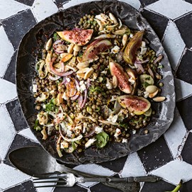 Buchcover „Deftig vegan Orient“ mit verschiedenen orientalischen Gerichten, darunter Hummus, Fladen und Gemüse.