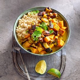 Buchcover „Einfach köstlich – Vegetarisch“ von Björn Freitag mit vegetarischen Rezeptfotos und orangem SPIEGEL-Bestseller-Lab