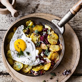 Buchcover „Deftig vegetarisch – Alpenküche“ mit Spinatknödeln auf grauem Teller und Löffel.