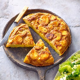 Buchcover „Einfach köstlich – Vegetarisch“ von Björn Freitag mit vegetarischen Rezeptfotos und orangem SPIEGEL-Bestseller-Lab