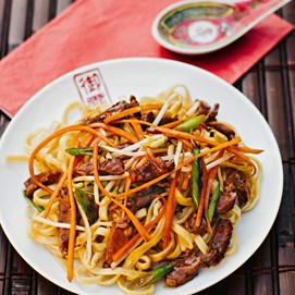 Buchcover mit pinkem Hintergrund und Titel „Authentic Asian Food – Gemeinsam genießen“ mit grafischen Essmotiven.