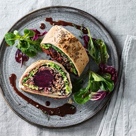 Buchcover „Deftig vegetarisch – Heimatküche“ mit Eintopfgericht in großem Kochtopf auf dunklem Untergrund.