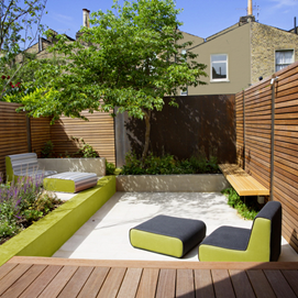 Buchcover mit Titel „Junges Gartendesign – Terrassen und Sitzplätze“, moderne Terrasse mit Steinmauern und Bank.