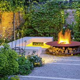 Buchcover mit Titel „Junges Gartendesign – Terrassen und Sitzplätze“, moderne Terrasse mit Steinmauern und Bank.