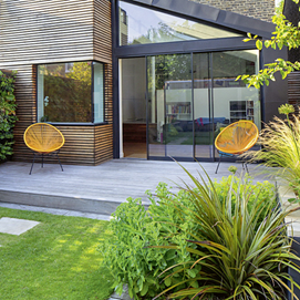 Buchcover mit Titel „Junges Gartendesign – Terrassen und Sitzplätze“, moderne Terrasse mit Steinmauern und Bank.