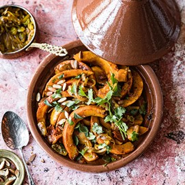 Buchcover „Deftig vegan Orient“ mit verschiedenen orientalischen Gerichten, darunter Hummus, Fladen und Gemüse.