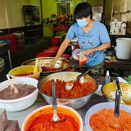 Buchcover mit pinkem Hintergrund und Titel „Authentic Asian Food – Gemeinsam genießen“ mit grafischen Essmotiven.