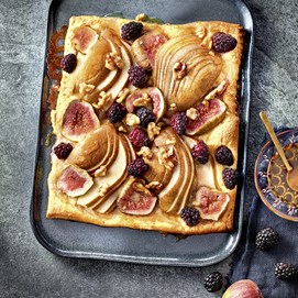 Buchcover in Gelb mit Küchenutensilien und Porträt von Achim Ocay, Titel: „Fast & Tasty“.