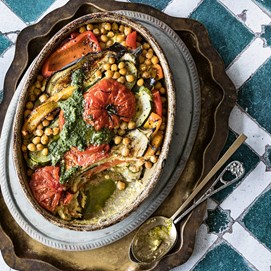 Buchcover „Deftig vegan Orient“ mit verschiedenen orientalischen Gerichten, darunter Hummus, Fladen und Gemüse.