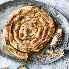 Buchcover „Deftig vegan Orient“ mit verschiedenen orientalischen Gerichten, darunter Hummus, Fladen und Gemüse.