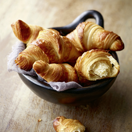 Buchcover „Brot backen in Perfektion mit Hefe“ mit Brotfotos und Porträt von Lutz Geißler auf dunklem Hintergrund.
