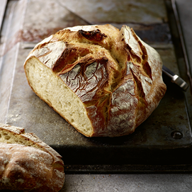 Buchcover „Brot backen in Perfektion mit Hefe“ mit Brotfotos und Porträt von Lutz Geißler auf dunklem Hintergrund.