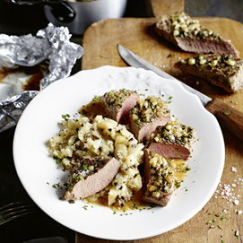 Buchcover „Easy. Überraschend. Low Carb. Das große GU-Kochbuch“ mit Gnocchi auf Teller und Kräutern.