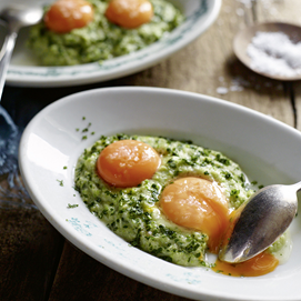 Buchcover „Easy. Überraschend. Low Carb. Das große GU-Kochbuch“ mit Gnocchi auf Teller und Kräutern.