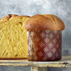 Buchcover „Brot backen in Perfektion mit Sauerteig“ mit Brotfotos, Gebäck und Porträt von Lutz Geißler.