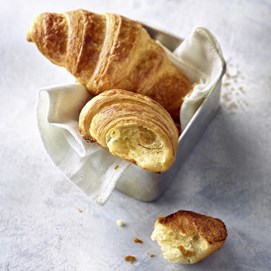 Buchcover „Brot backen in Perfektion mit Sauerteig“ mit Brotfotos, Gebäck und Porträt von Lutz Geißler.