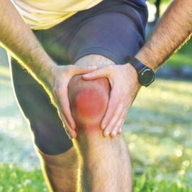 Buchcover mit Titel „Arthrose – Der Weg aus dem Schmerz“ und Foto von Dr. med. Carsten Lekutat in weißem Kittel.