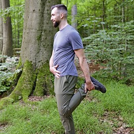 Cover eines Buches mit wandernder Person im Wald, Titel: „Endlich wieder schmerzfrei wandern“.
