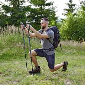 Cover eines Buches mit wandernder Person im Wald, Titel: „Endlich wieder schmerzfrei wandern“.