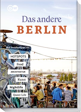 Buchcover „Das andere Berlin“ mit Bildern zu Streetfood, Clubs, Kunst und queerer Szene auf hellem Hintergrund.