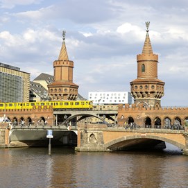 Buchcover „Das andere Berlin“ mit Bildern zu Streetfood, Clubs, Kunst und queerer Szene auf hellem Hintergrund.