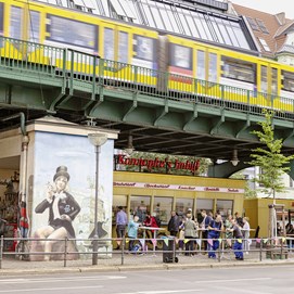 Buchcover „Das andere Berlin“ mit Bildern zu Streetfood, Clubs, Kunst und queerer Szene auf hellem Hintergrund.