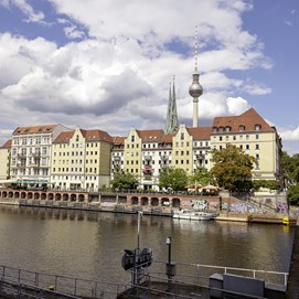 Buchcover „Das andere Berlin“ mit Bildern zu Streetfood, Clubs, Kunst und queerer Szene auf hellem Hintergrund.