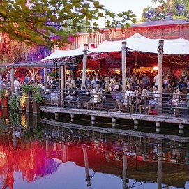 Buchcover „Das andere Berlin“ mit Bildern zu Streetfood, Clubs, Kunst und queerer Szene auf hellem Hintergrund.