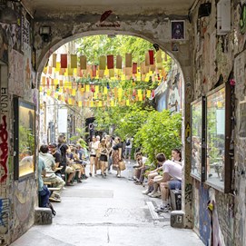 Buchcover „Das andere Berlin“ mit Bildern zu Streetfood, Clubs, Kunst und queerer Szene auf hellem Hintergrund.
