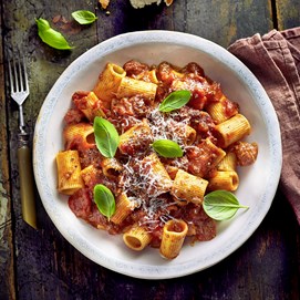 Buchcover „Come a casa“ mit Serena Loddo beim Kochen in heller Küche, Lasagneform im Vordergrund.