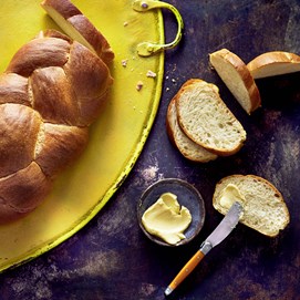 Buchcover „Baking Passion“ mit Sven Teichmann und verschiedenen Brote vor blauem Hintergrund.