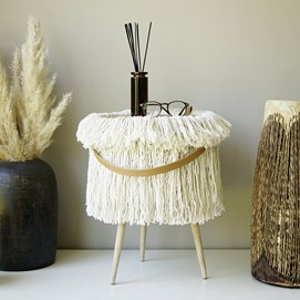 Buchcover „Craftwerk“ mit DIY-Deko aus Naturmaterialien, Bildern von Bastelprojekten und Porträt von Gabriele Chomrak.