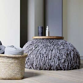 Buchcover „Craftwerk“ mit DIY-Deko aus Naturmaterialien, Bildern von Bastelprojekten und Porträt von Gabriele Chomrak.