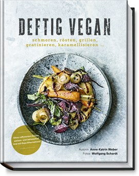 Buchcover „Deftig vegan“ mit einem Teller geröstetes Gemüse auf grauem Hintergrund.