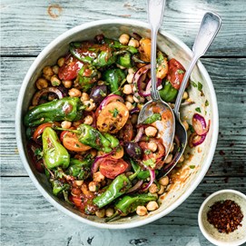 Buchcover „Deftig vegan mediterran“ mit goldbrauner Gemüsequiche, dekoriert mit Tomaten, Oliven und Kräutern.