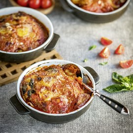 Buchcover „Echt sizilianisch kochen – Ich zeig euch wie!“ mit Rezeptbildern und Marinella Sammarco in Schwarz-Weiß.