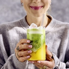 Buchcover „Einfach zu gut“ von Gina Kaas mit Food- und Tierfotos von ihrem Hof.