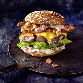 Buchcover „Airfryer Blitzrezepte“ mit Autor Christian Henze und Fotos knuspriger Gerichte.