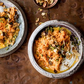 Buchcover „Deftig vegetarisch Indien“ mit vielen Schalen voll Currys, Chutneys und Reis auf hellem Teller.