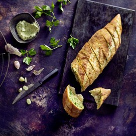Buchcover „Baking Passion“ mit Sven Teichmann und verschiedenen Brote vor blauem Hintergrund.