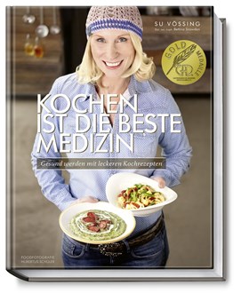 Buchcover mit Titel „Kochen ist die beste Medizin“, Autorin hält Teller mit Suppe, Mütze auf dem Kopf.