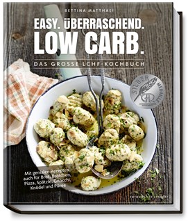 Buchcover „Easy. Überraschend. Low Carb. Das große GU-Kochbuch“ mit Gnocchi auf Teller und Kräutern.
