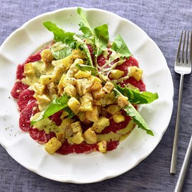 Buchcover „Ein Tag ohne Kartoffelsalat“ von Martina und Moritz mit Kartoffeln in Jutebeutel und Silbermedaille.